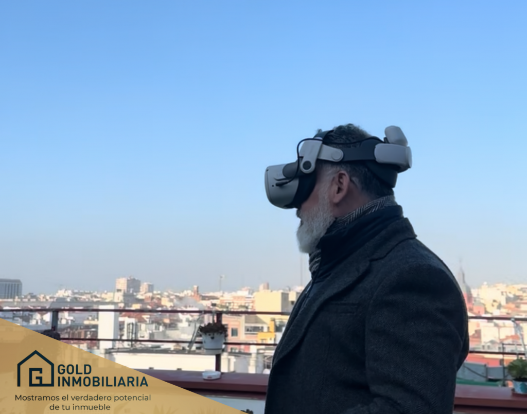Equipo de Gold Inmobiliaria usando gafas de realidad virtual para mostrar un piso de herencia en España 2026.